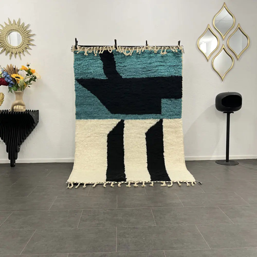 Tapis berbère en laine exposé dans un intérieur, apportant une touche ethnique et chaleureuse.