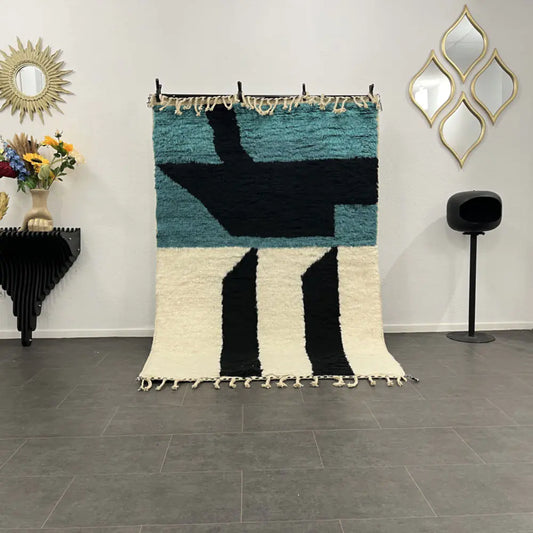 Tapis berbère en laine exposé dans un intérieur, apportant une touche ethnique et chaleureuse.