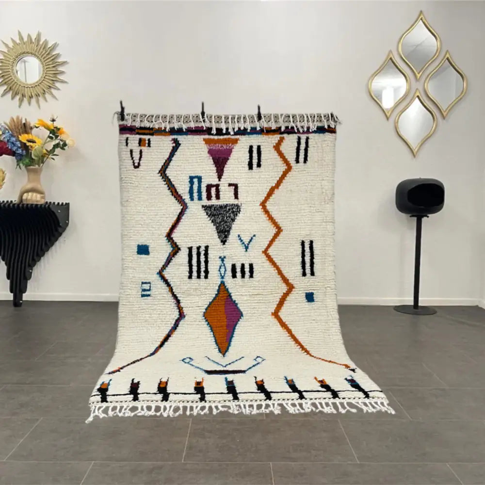 Vue entière d’un tapis berbère moderne en laine naturelle, tissé main, au design graphique et style contemporain.