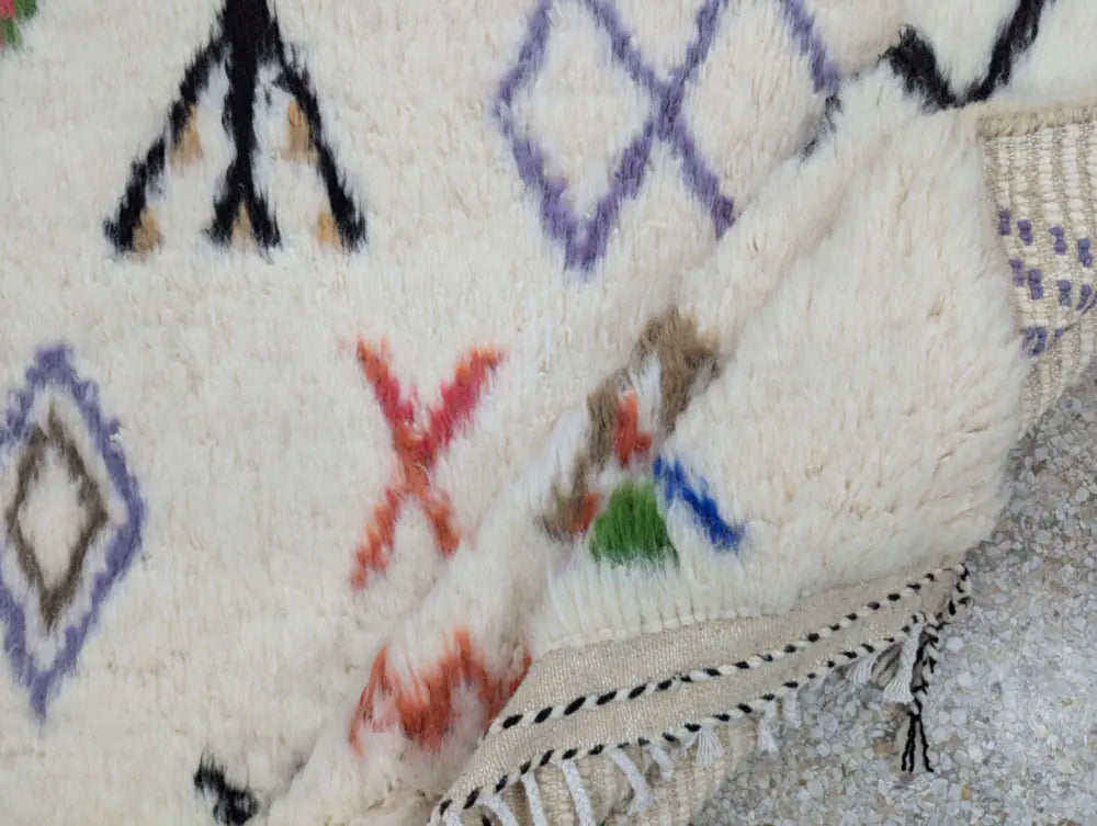 Tapis berbere Azilal du Maroc en laine épaisse, plié sur le côté, texture riche, tapis en laine naturelle, décoration artisanale marocaine