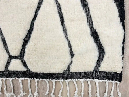 Finition franges élégantes sur tapis berbère en laine
