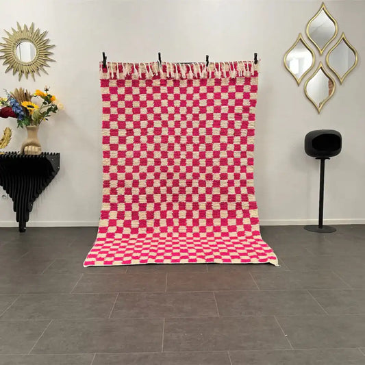 Tapis berbère en laine avec motifs rose moderne dans un intérieur contemporain