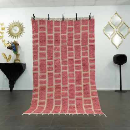 Tapis berbère en laine avec motifs rose moderne dans un intérieur contemporain