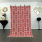 Tapis berbère en laine avec motifs rose moderne dans un intérieur contemporain