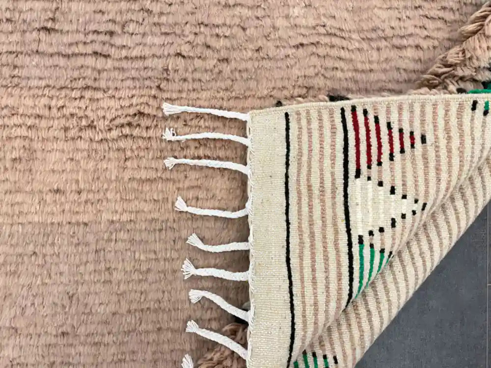 arrière d’un tapis berbère coloré en laine, tissage artisanal du Maroc, structure traditionnelle apparente