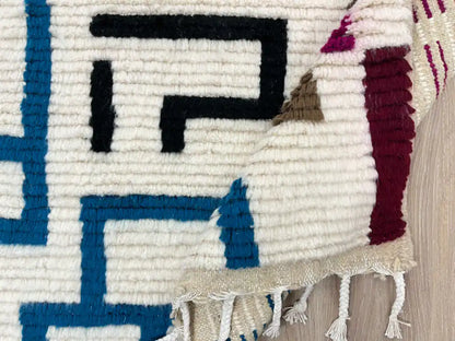 Tapis berbère en laine naturelle plié, fabrication artisanale marocaine traditionnelle