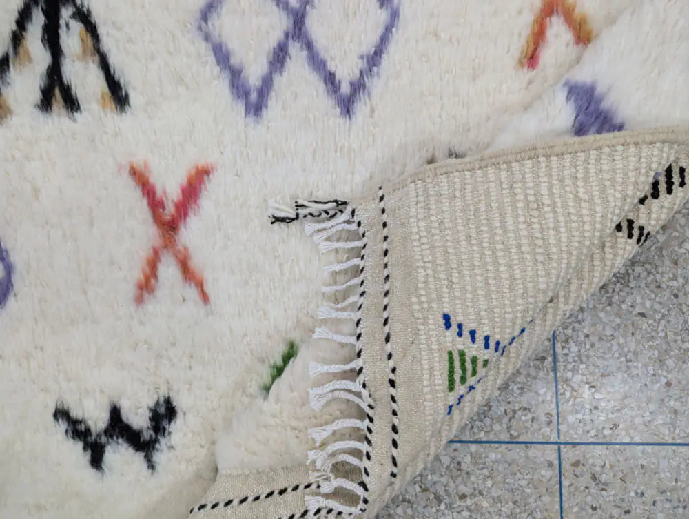 Tapis berbère marocain en laine fait main, vue arrière sur finitions soignées, tissage artisanal marocain, décoration berbère authentique