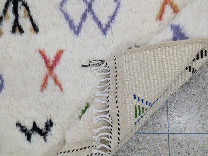 Tapis berbère marocain en laine fait main, vue arrière sur finitions soignées, tissage artisanal marocain, décoration berbère authentique