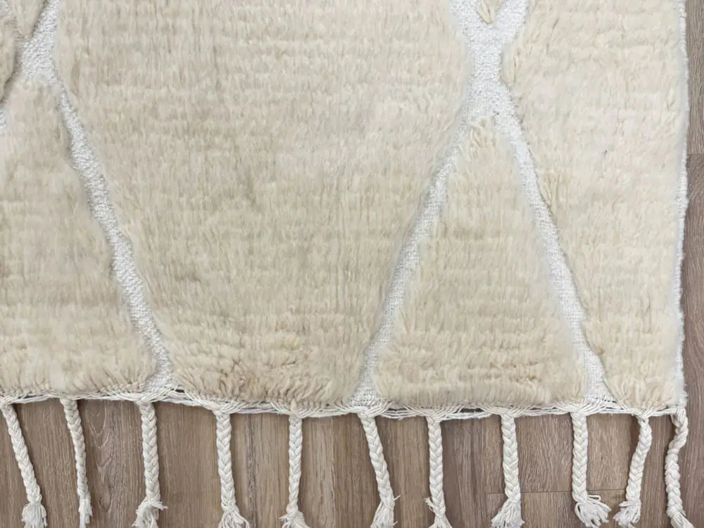 Franges torsadées et bordure d’un tapis berbere pas cher, finition traditionnelle marocaine