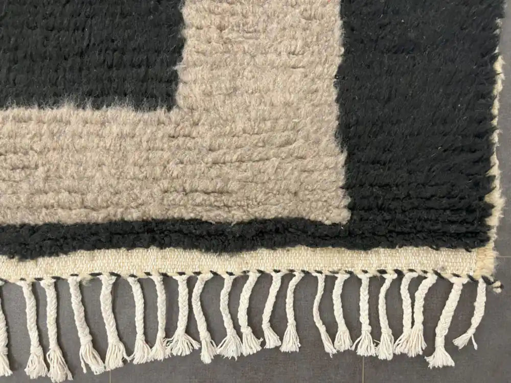 Franges torsadées et bordure d’un tapis berbere pas cher, finition traditionnelle marocaine