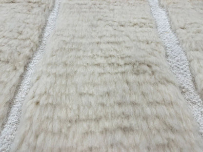 Gros plan sur laine épaisse d’un tapis berbere pas cher, texture moelleuse artisanale