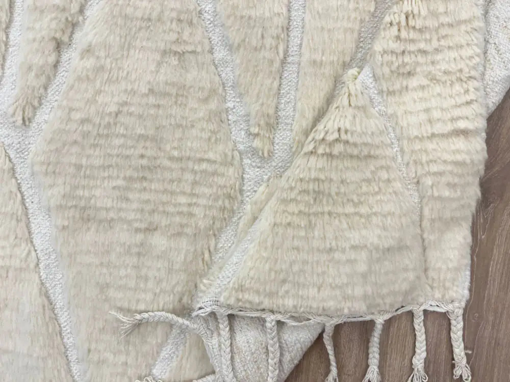 Revers d’un tapis berbere pas cher, montrant le tissage artisanal au dos