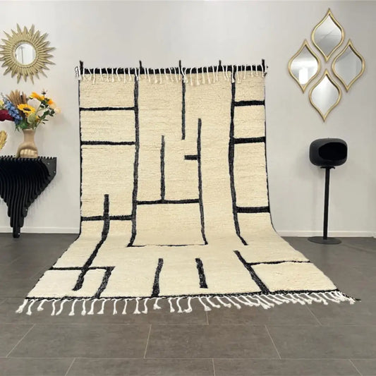 Tapis Blanc Beni Ouarain disposé dans un salon élégant, apportant style et confort avec ses motifs graphiques.