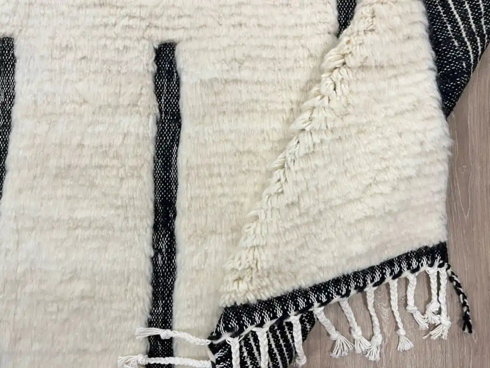 Envers du tapis Blanc Beni Ouarain montrant la solidité du tissage marocain traditionnel, durable et esthétique.