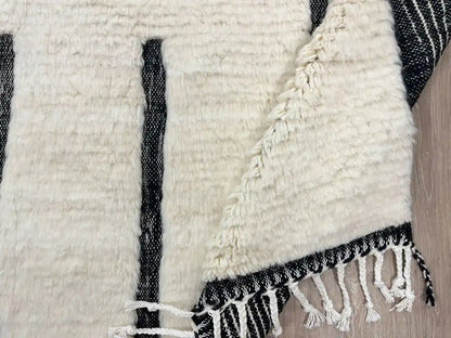 Envers du tapis Blanc Beni Ouarain montrant la solidité du tissage marocain traditionnel, durable et esthétique.