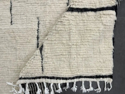 Envers du tapis Blanc Beni Ouarain montrant la solidité du tissage marocain traditionnel, durable et esthétique.