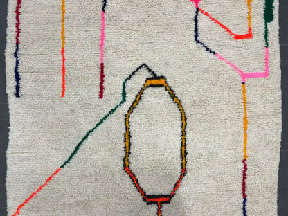 Détail des dessins géométriques sur un tapis marocain artisanal en laine écrue, style moderne