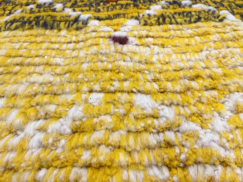 Texture épaisse en laine et palette vive sur ce tapis marocain moderne, style berbère revisité