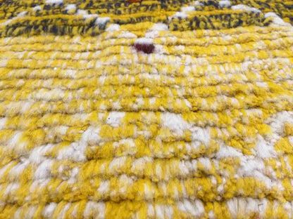 Texture épaisse en laine et palette vive sur ce tapis marocain moderne, style berbère revisité