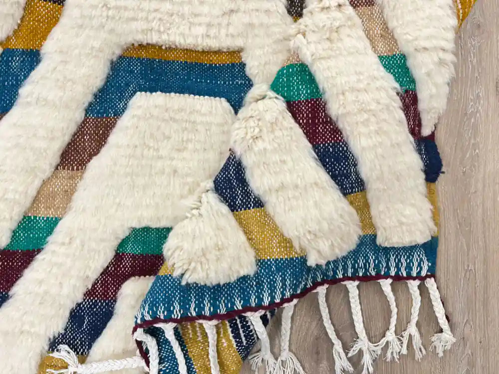 Tapis marocain Beni Ouarain vu partiellement retourné montrant l’endroit et l’envers