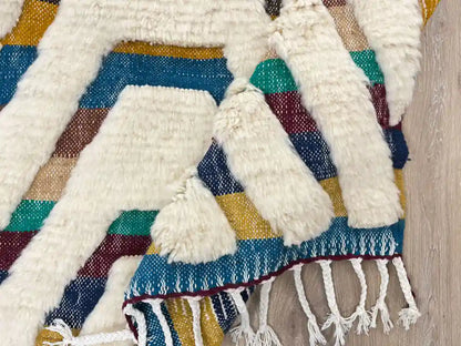 Tapis marocain Beni Ouarain vu partiellement retourné montrant l’endroit et l’envers