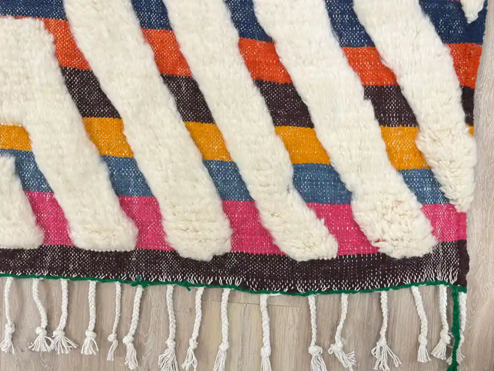 Franges nouées traditionnelles d'un tapis marocain Beni Ouarain en laine épaisse