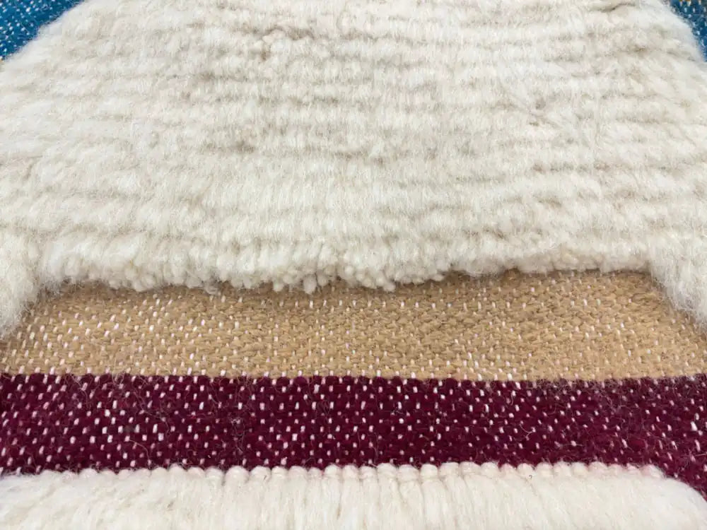 Zoom sur les bandes multicolores en laine d'un tapis marocain Beni Ouarain fait main