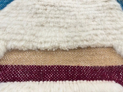 Zoom sur les bandes multicolores en laine d'un tapis marocain Beni Ouarain fait main