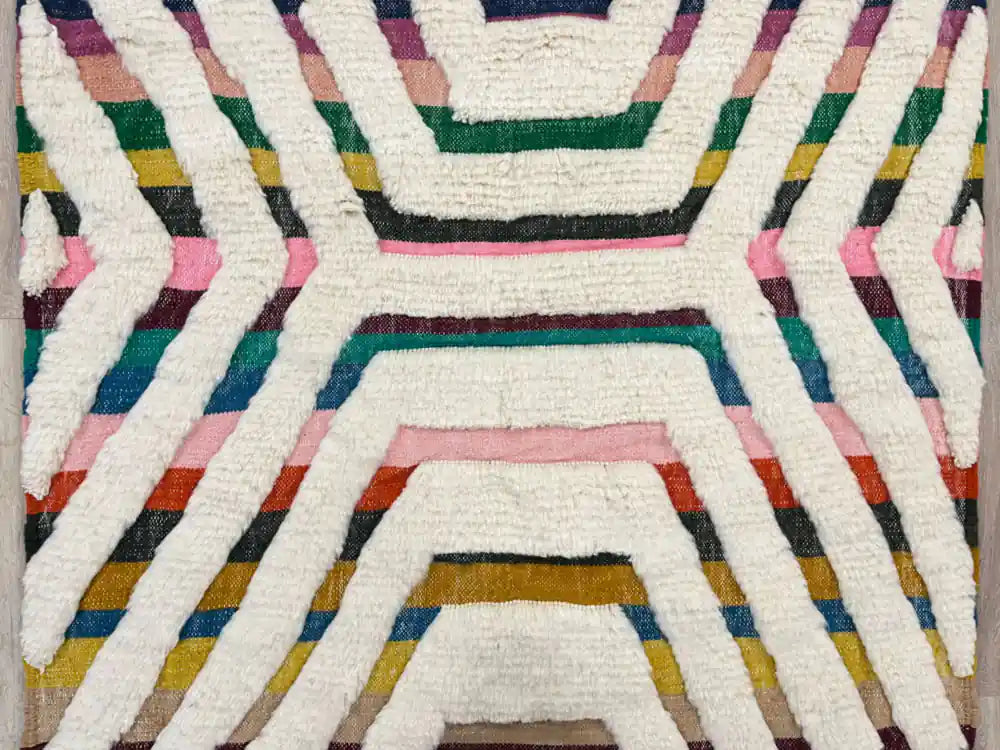 Tapis marocain Beni Ouarain détail des motifs géométriques colorés en laine naturelle