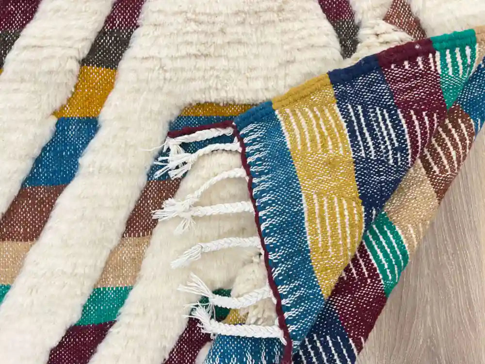 Revers tissé d'un tapis marocain Beni Ouarain avec motifs multicolores