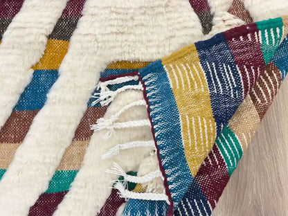 Revers tissé d'un tapis marocain Beni Ouarain avec motifs multicolores