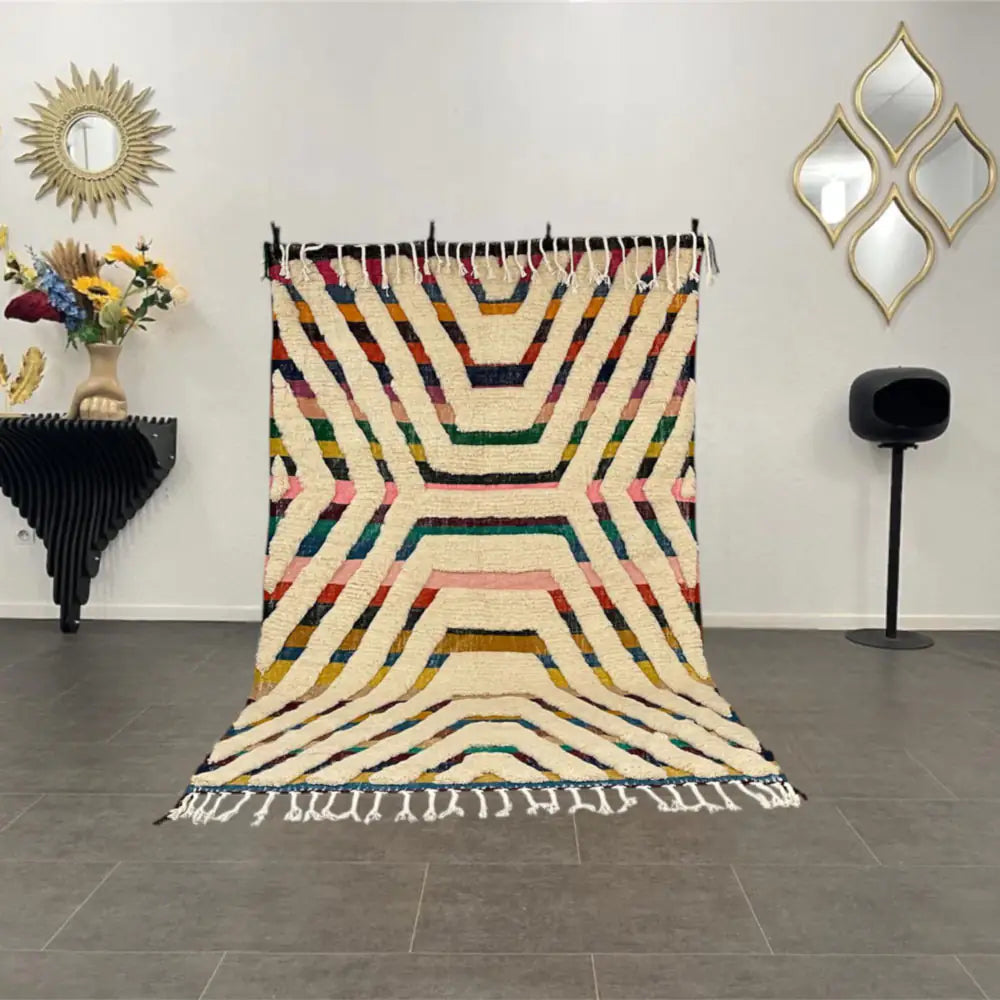 Tapis marocain Beni Ouarain posé en intérieur, vue complète et décoration berbère