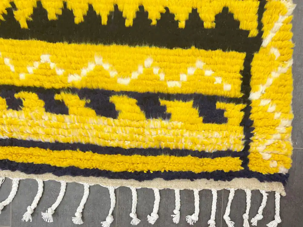 Finitions avec franges torsadées sur tapis marocain moderne, alliance de tradition et modernité