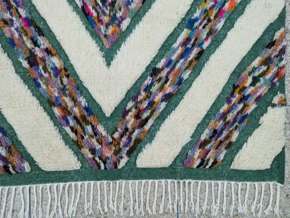 Finitions avec franges torsadées sur tapis marocain moderne, alliance de tradition et modernité