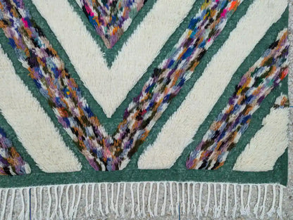 Finitions avec franges torsadées sur tapis marocain moderne, alliance de tradition et modernité
