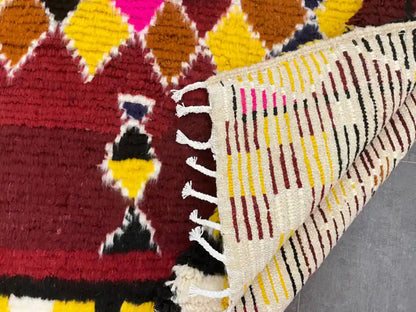 Dos tissé d’un tapis marocain moderne, démonstration du travail artisanal marocain authentique