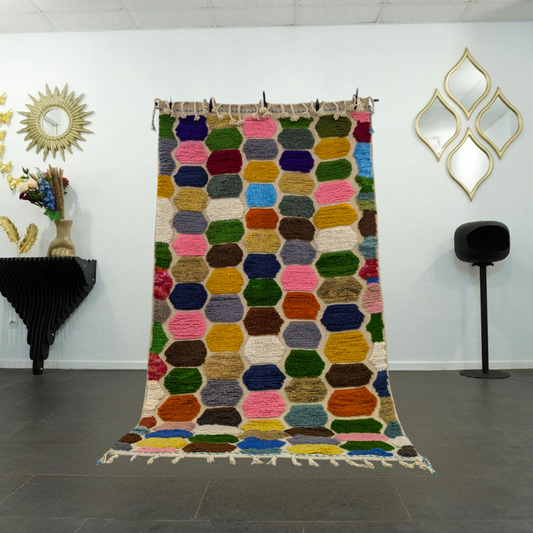 Tapis berbère Azilal fait main, motifs géométriques et couleurs vives, artisanat marocain unique et authentique.