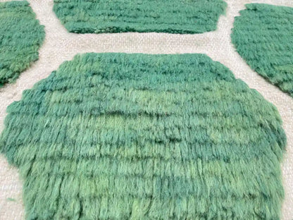 Zoom sur la texture épaisse et douce du tapis Beni Ouarain rouge 100 % laine