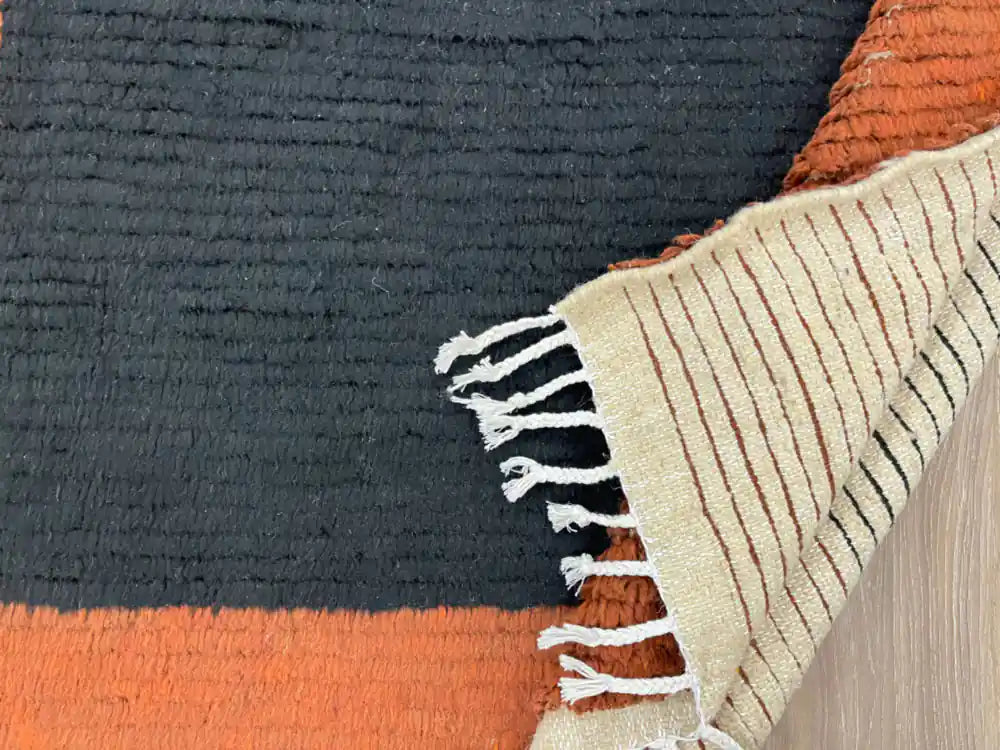 Vue sur le dos du tapis Beni Ouarain, révélant le tissage à la main et l’authenticité de la fabrication.