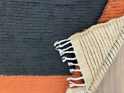 Vue sur le dos du tapis Beni Ouarain, révélant le tissage à la main et l’authenticité de la fabrication.