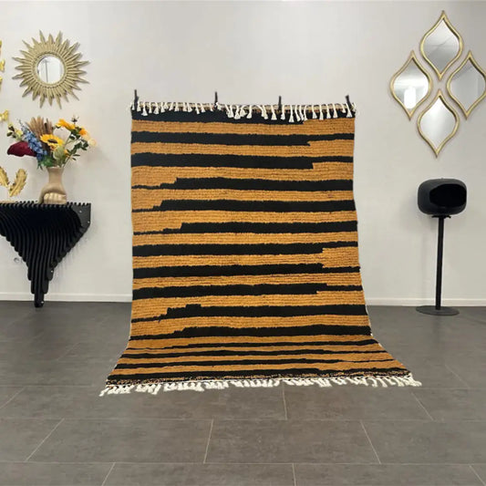 Vue d’ensemble d’un tapis Beni Ouarain noir et orange en laine naturelle