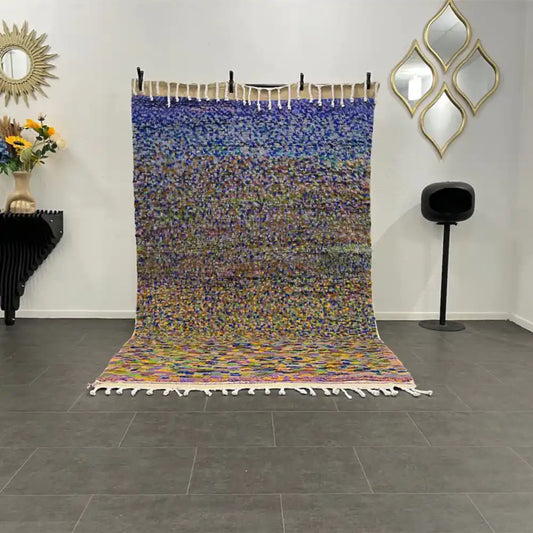 Vue entière d’un tapis Azilal vintage en laine naturelle