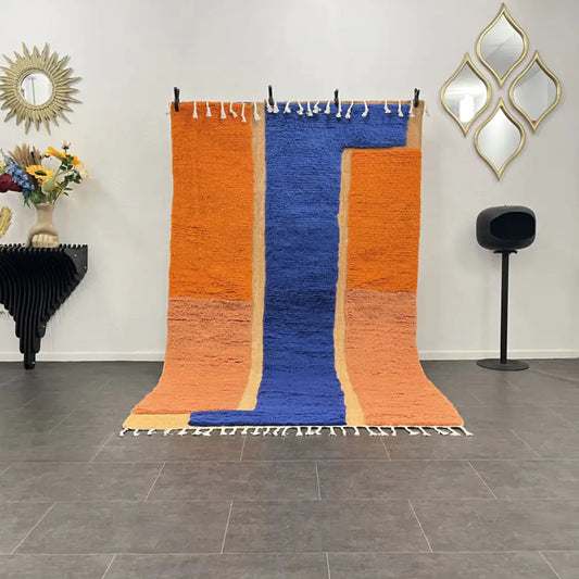 Vue entière d’un tapis Beni Ouarain authentique en laine naturelle