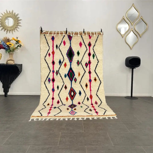 Vue entière d’un tapis berbère authentique en laine naturelle