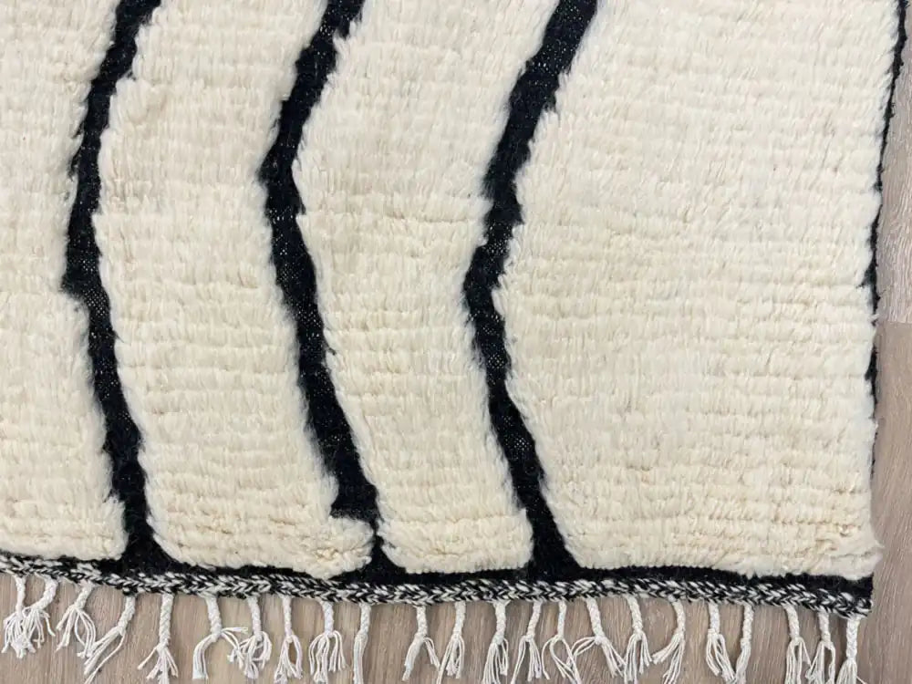 Tapis Beni Ouarain en laine naturelle avec motifs colorés, fait main au Maroc