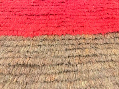 Zoom sur la laine épaisse et douce du tapis Beni Ouarain fait main, texture naturelle et confortable.